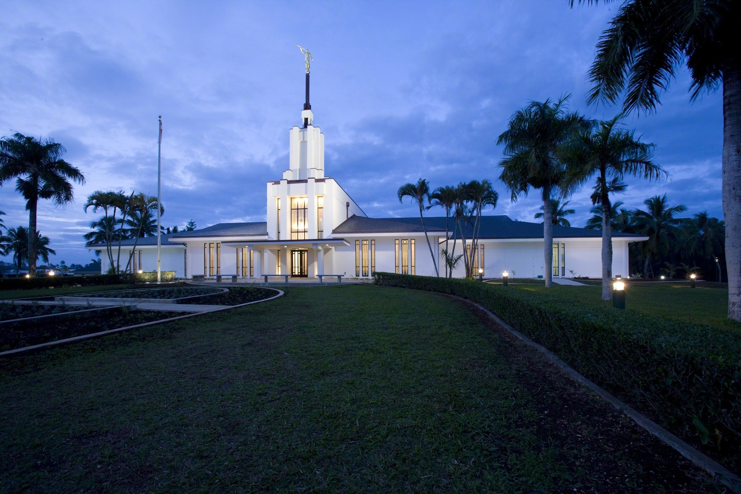 2400x1600 Nuku'alofa Tonga Temple in the Evening, Desktop