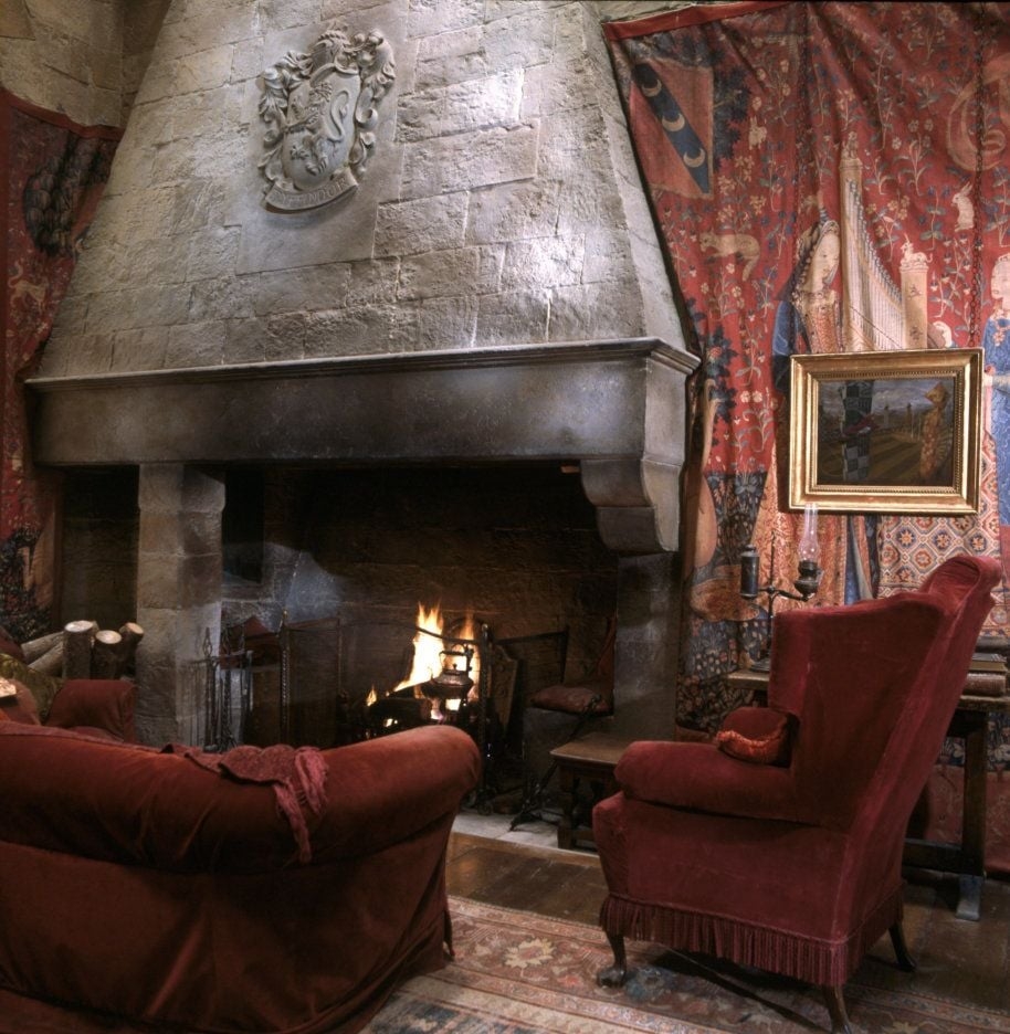 920x940 Behind the scenes: Creating the Gryffindor common room, Phone