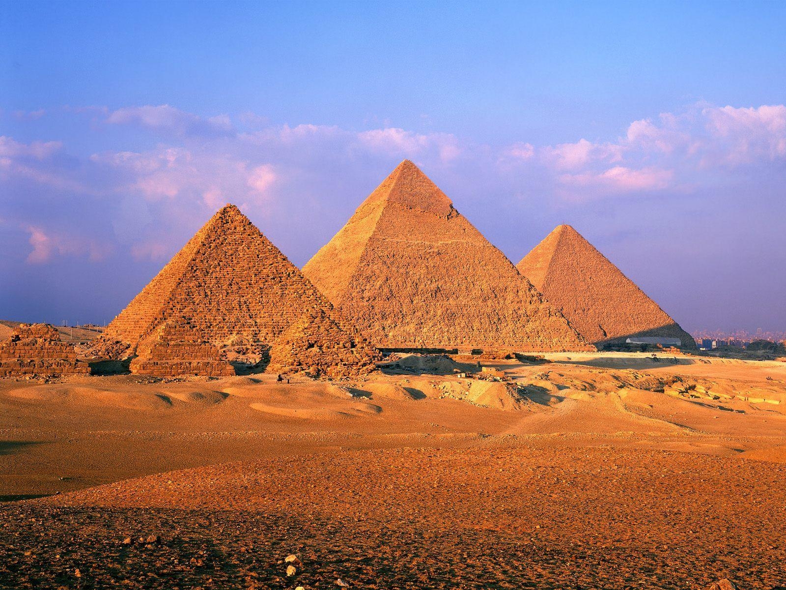 1600x1200 Pyramids of Giza Egypt Wallpaper, Desktop