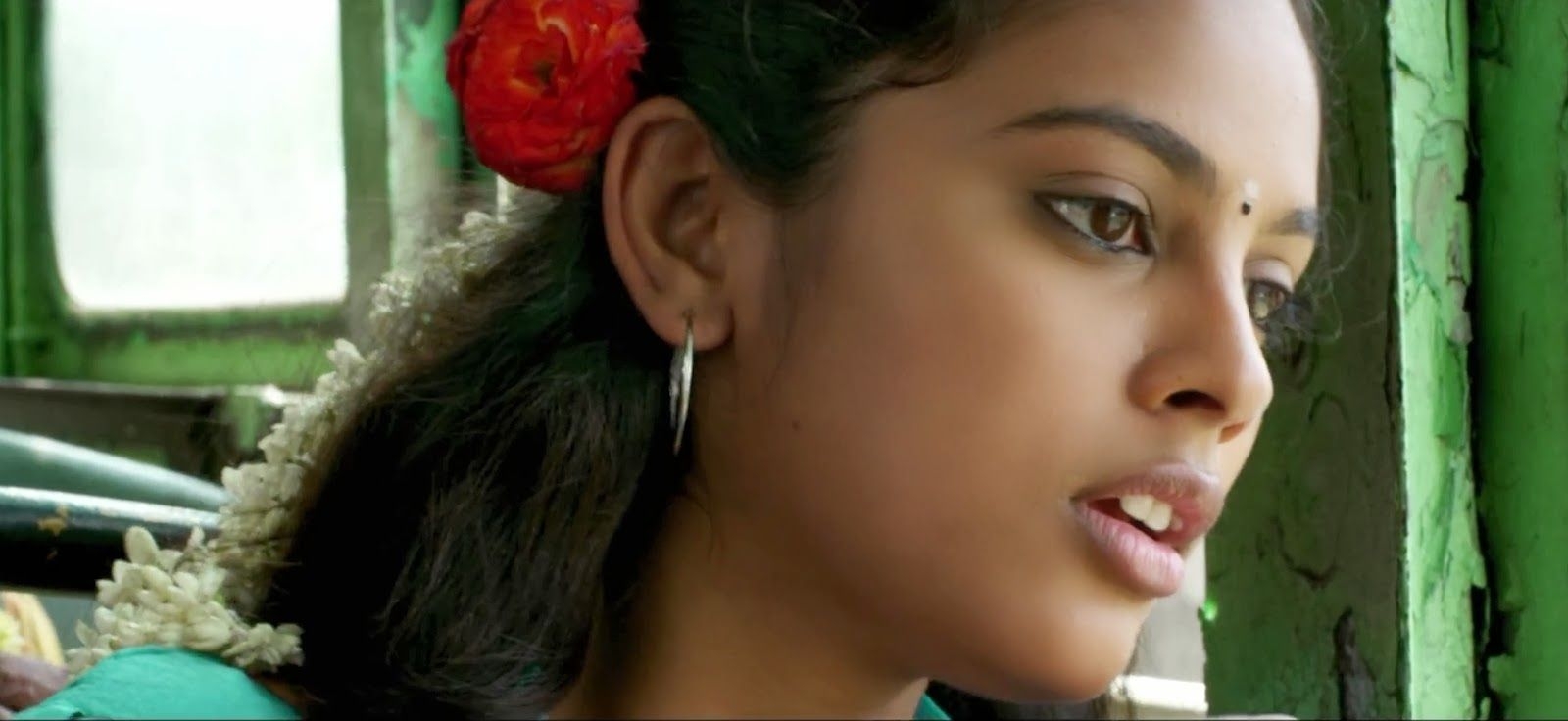 1600x740 indians cinema gallerys: Attakathi Actress Nandita wallpaper download, Dual Screen