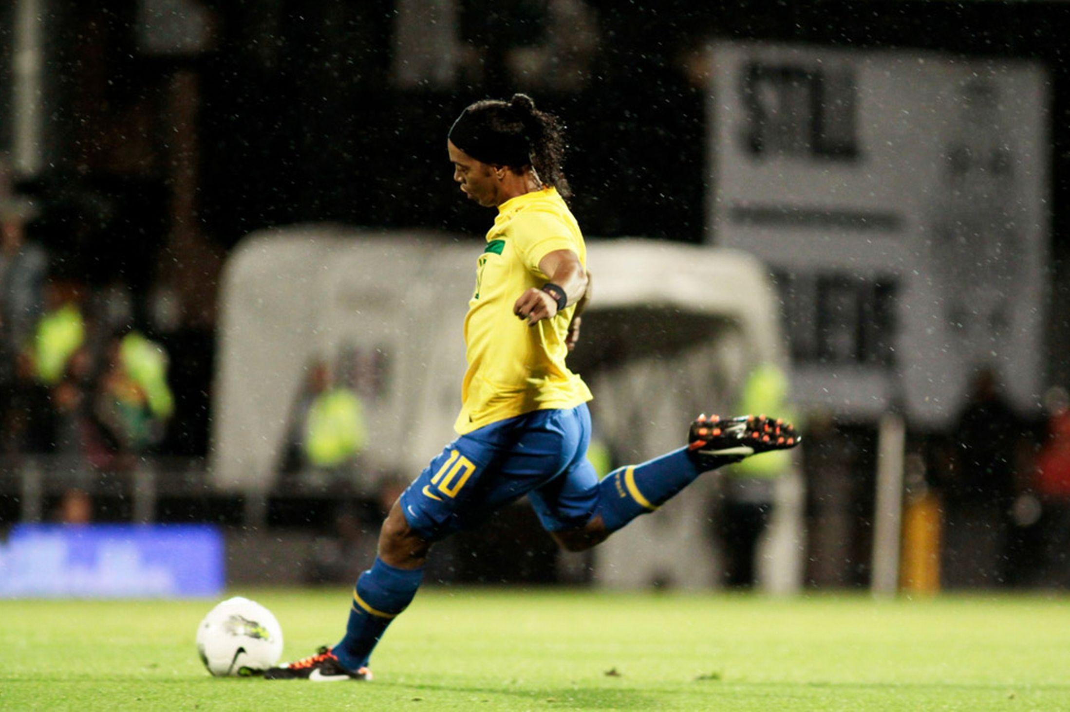 2200x1470 Ronaldinho HD Wallpaper, Desktop