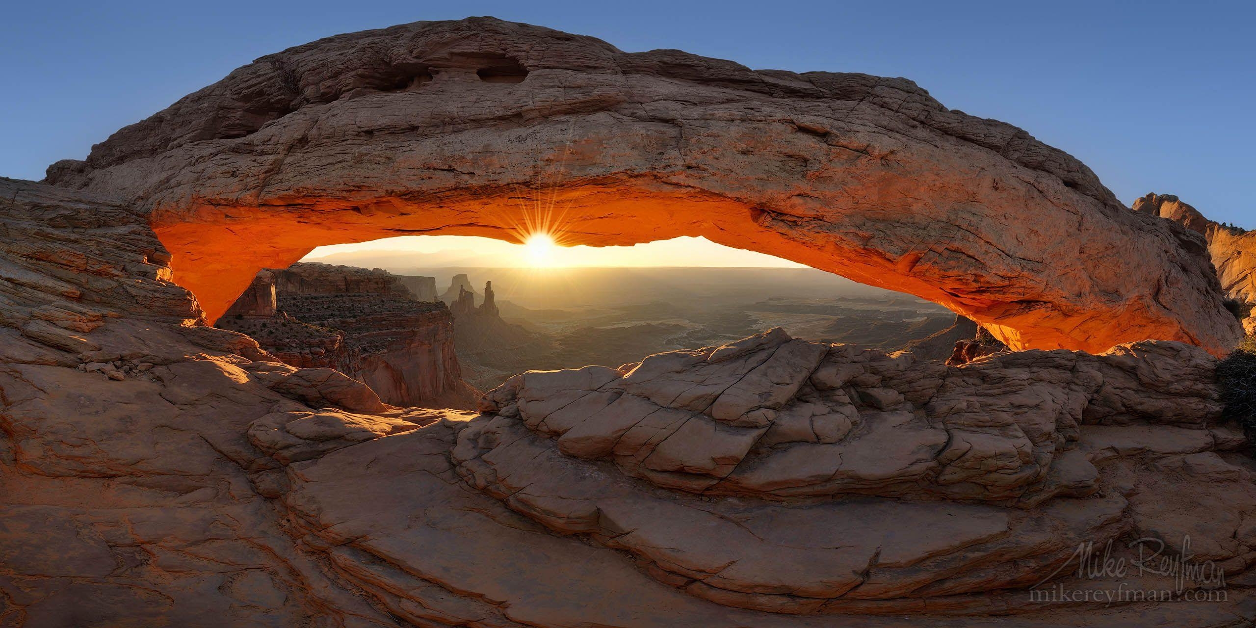 2560x1280 Sunrise at Mesa Arch. Canyonlands National Park near Moab, Utah, Dual Screen