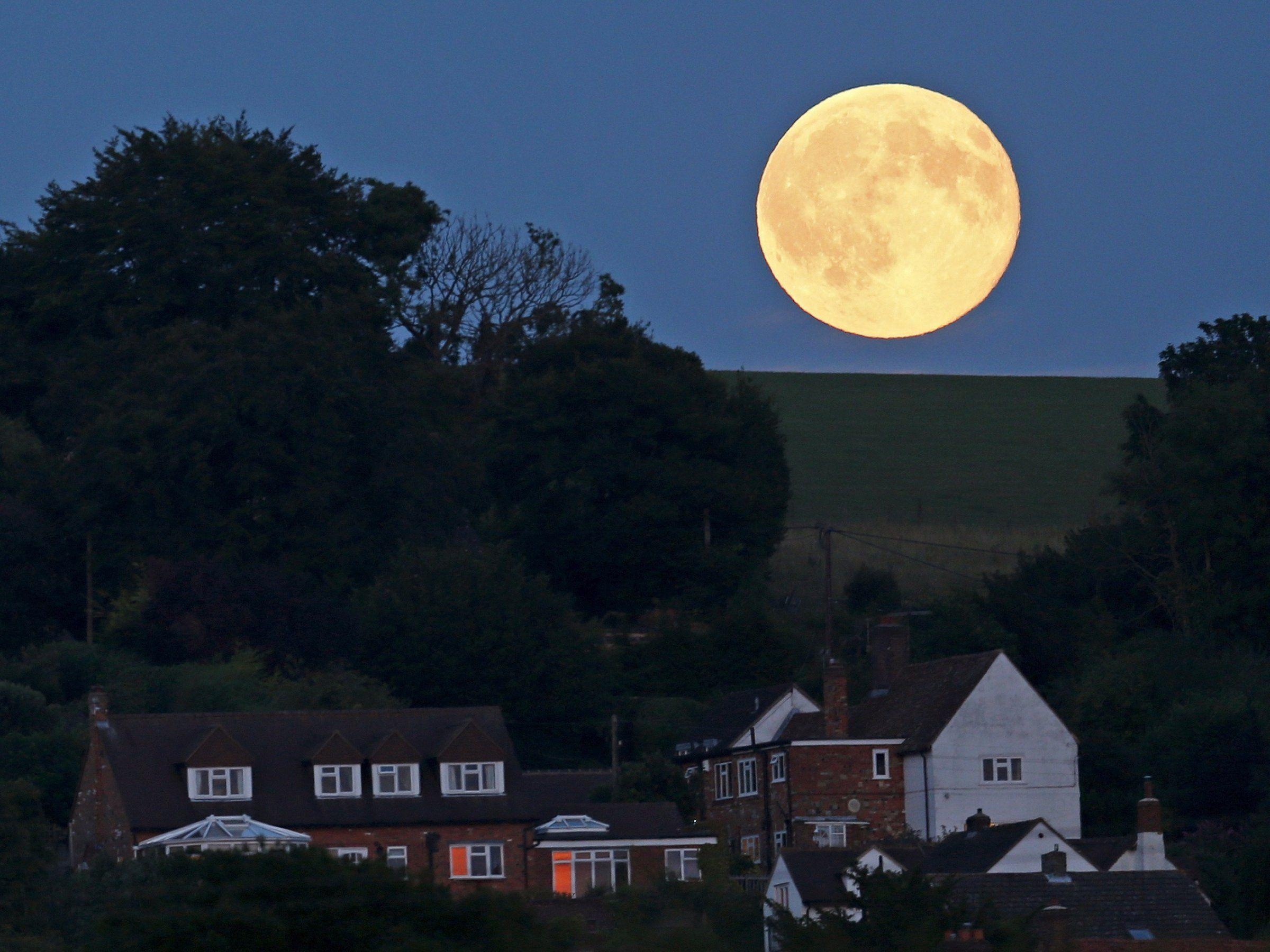 2400x1800 A 'super blue blood moon' is coming January 31, Desktop