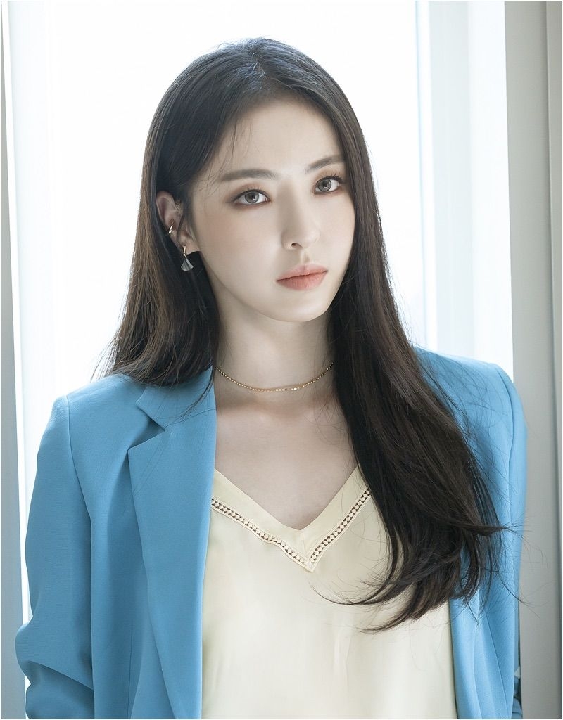 800x1030 Lee Da Hee, Phone