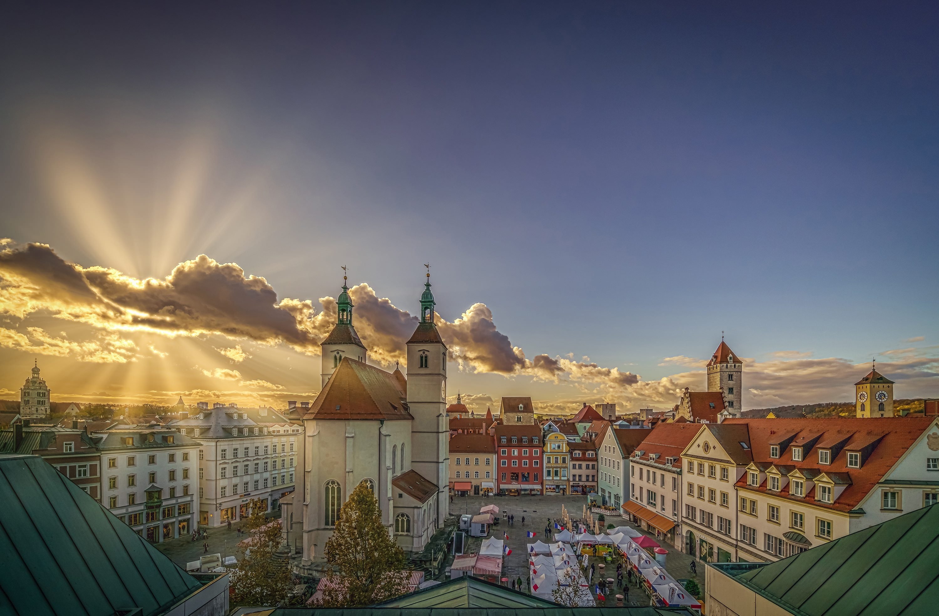 3000x1970 Wallpaper rays, church, Germany, houses, Regensburg, square, Desktop