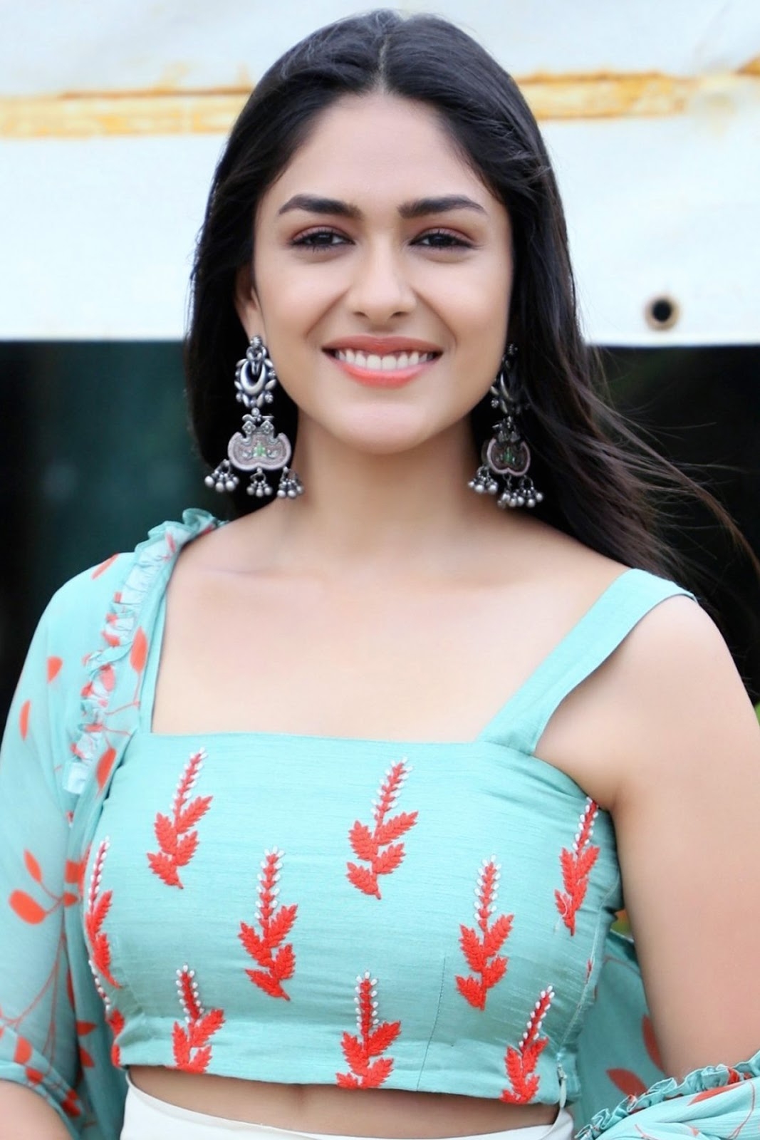 1070x1600 Mrunal Thakur Photo HD, Phone