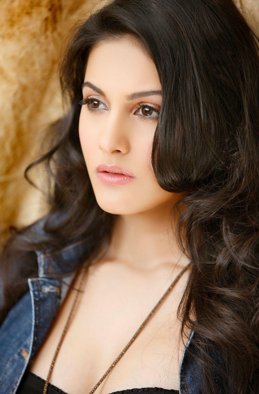 1060x1600 px Amyra Dastur 257.01 KB, Phone