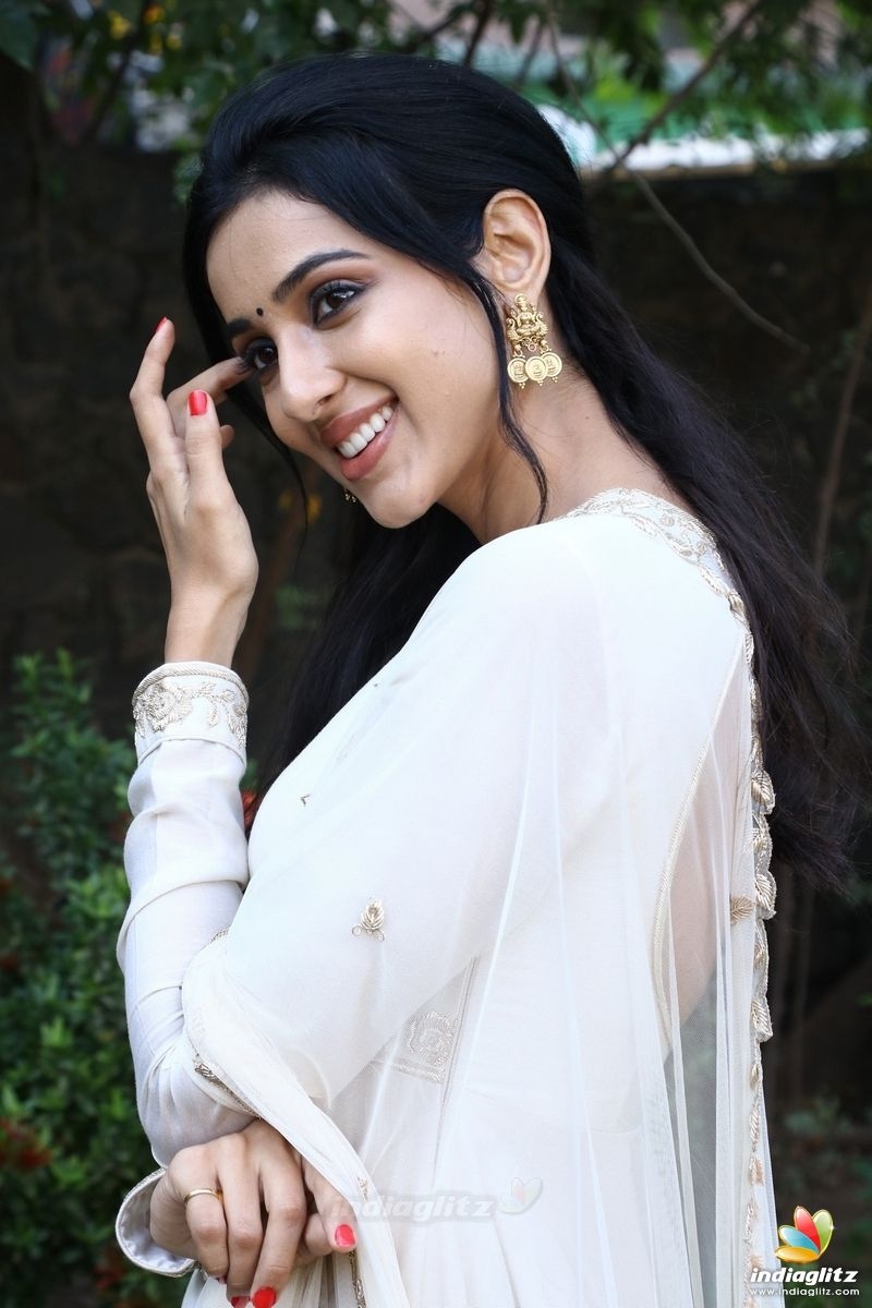 800x1200 Riya Suman Photo Actress photo, image, gallery, stills, Phone