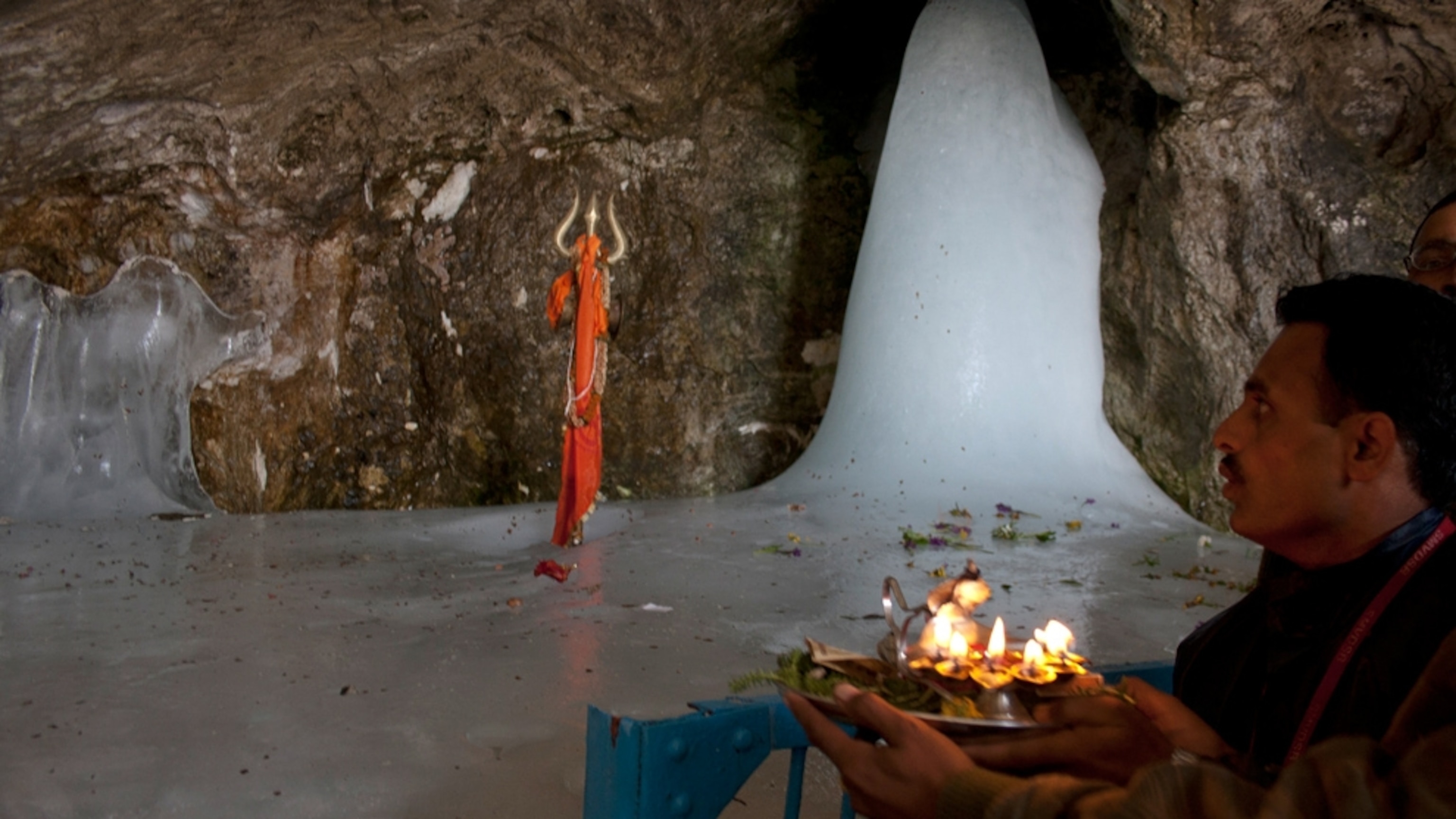 3080x1730 Picture: Hindu Pilgrims Leave Mark on Mountain, Desktop