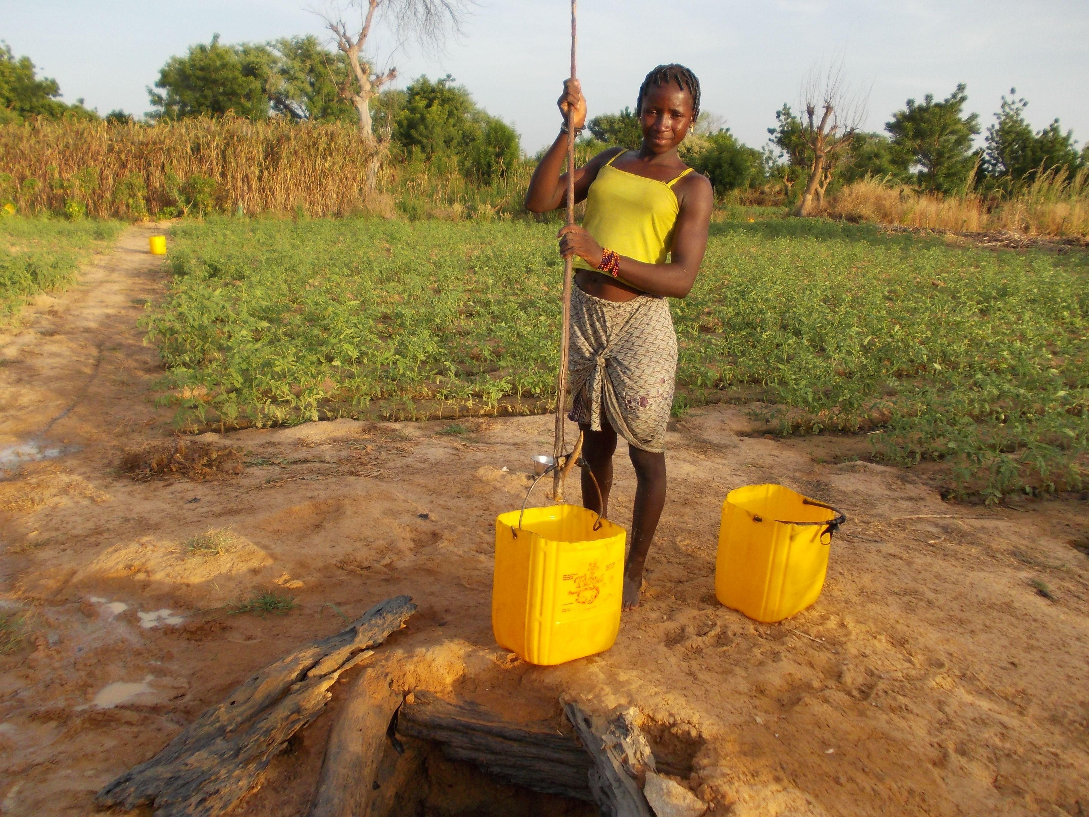 3650x2740 Ragazza al pozzo (1). Nanoro. Burkina Faso. ARTABAN Onlus di, Desktop