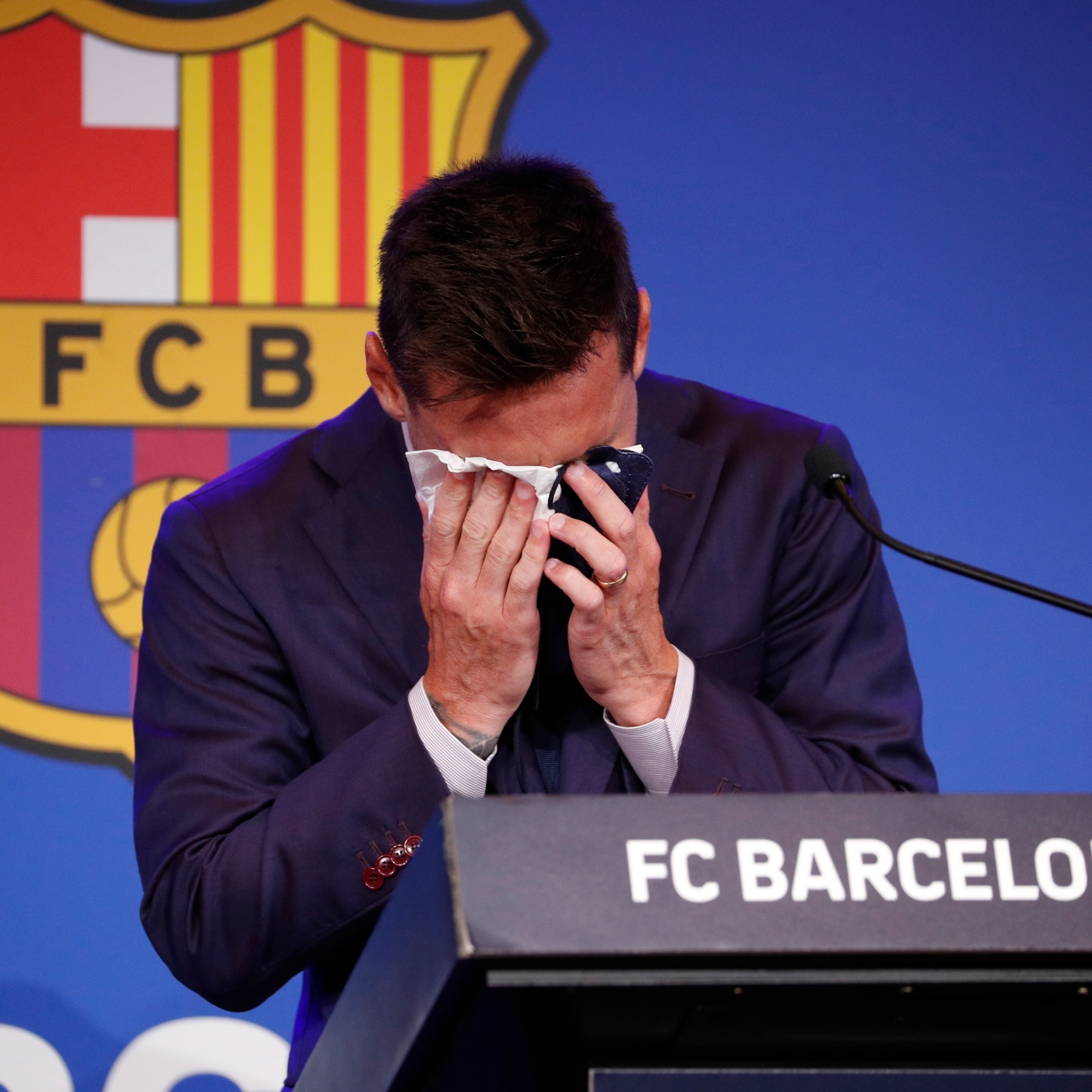 1800x1800 Messi in tears at farewell Barcelona press conference, Phone