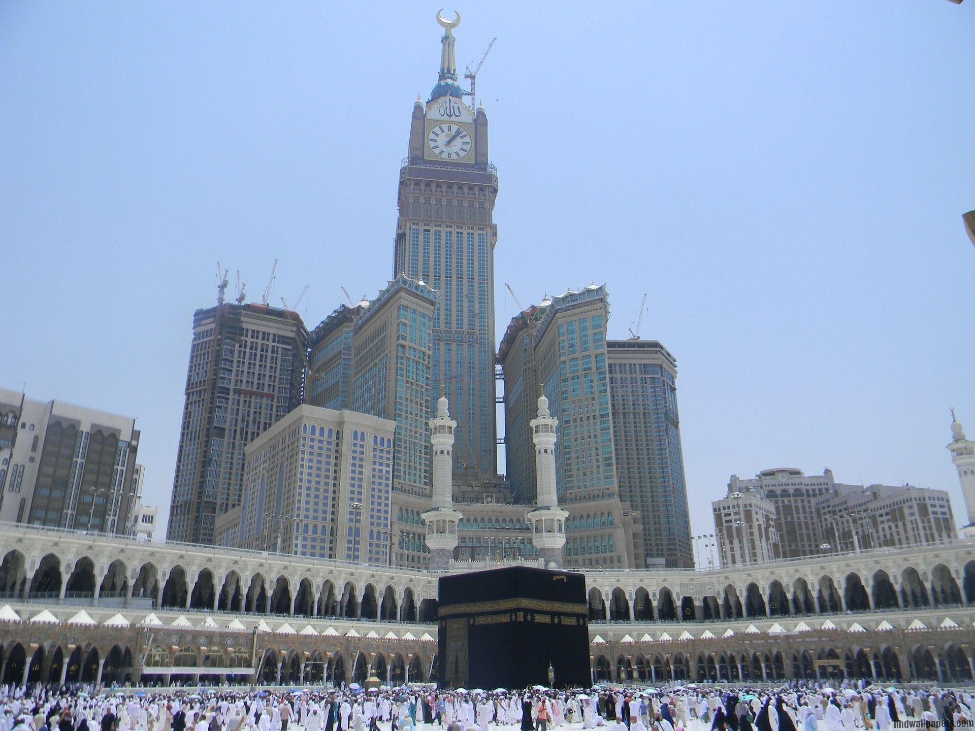 1920x1440 The Kaaba In Mecca With The Makkah Royal Clock Tower Hotel, Desktop