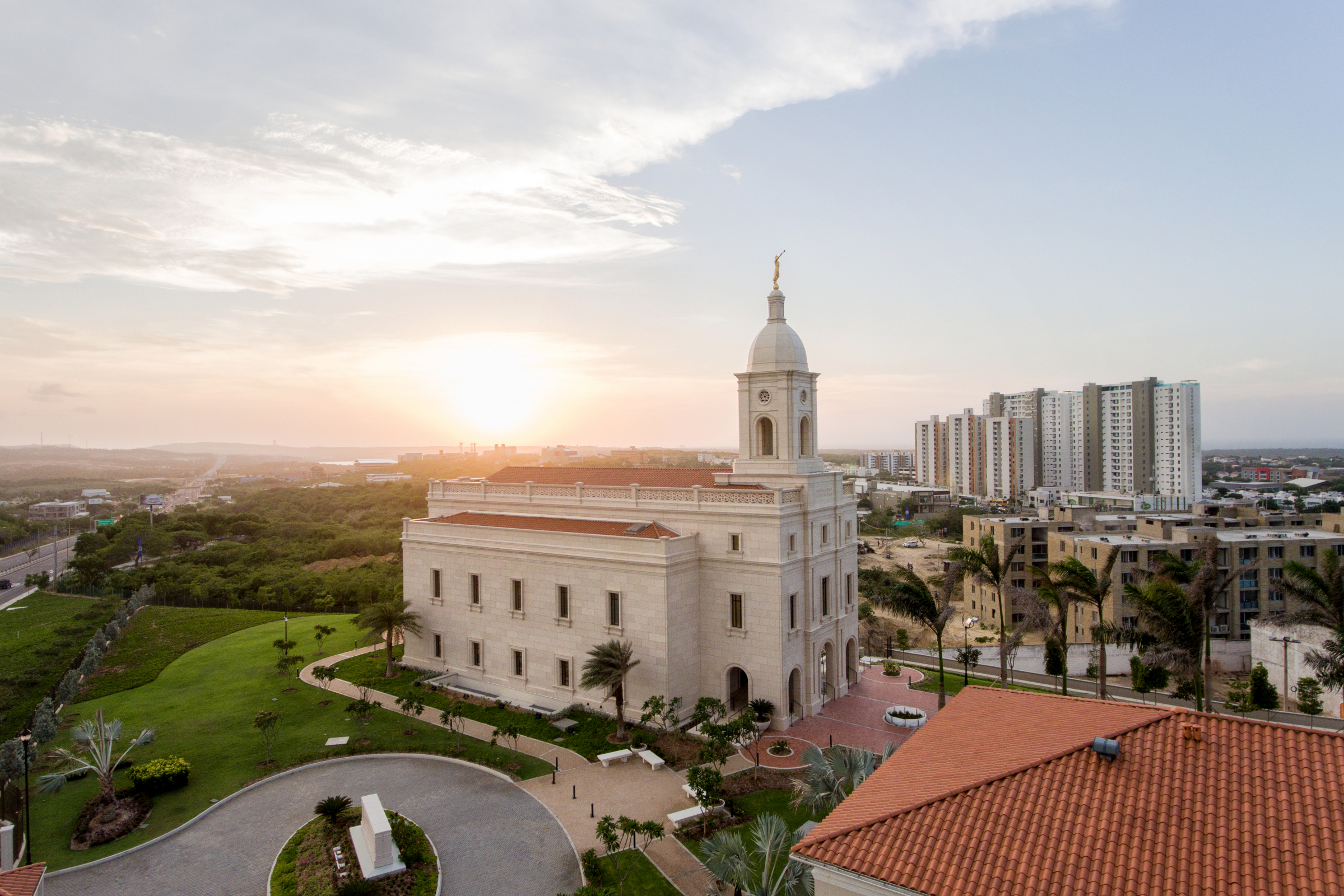 2400x1600 Barranquilla Colombia Temple, Desktop