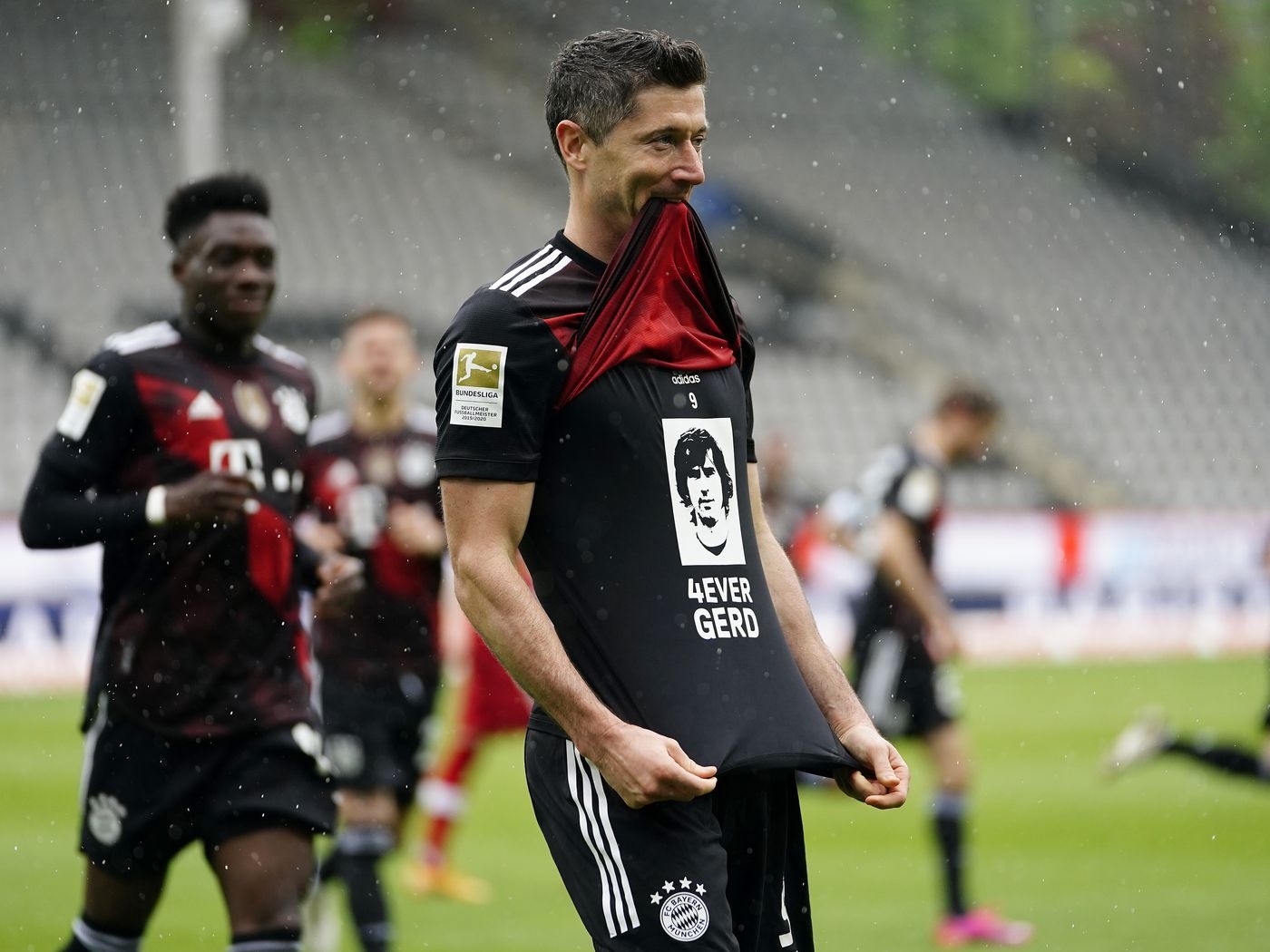 1400x1050 Bayern Munich's Robert Lewandowski reacts to tying Gerd Müller's Bundesliga record Football Works, Desktop