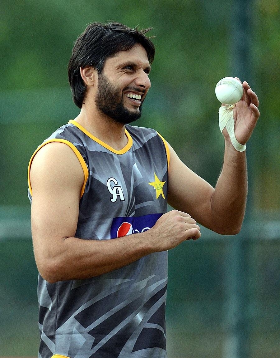 900x1150 Shahid Afridi Fantastic Bolling #Wallpaper, Phone