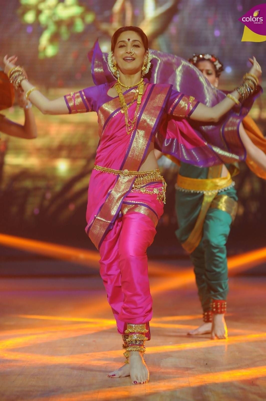 1070x1600 Madhuri Dixit doing the traditional Marathi dance, Phone