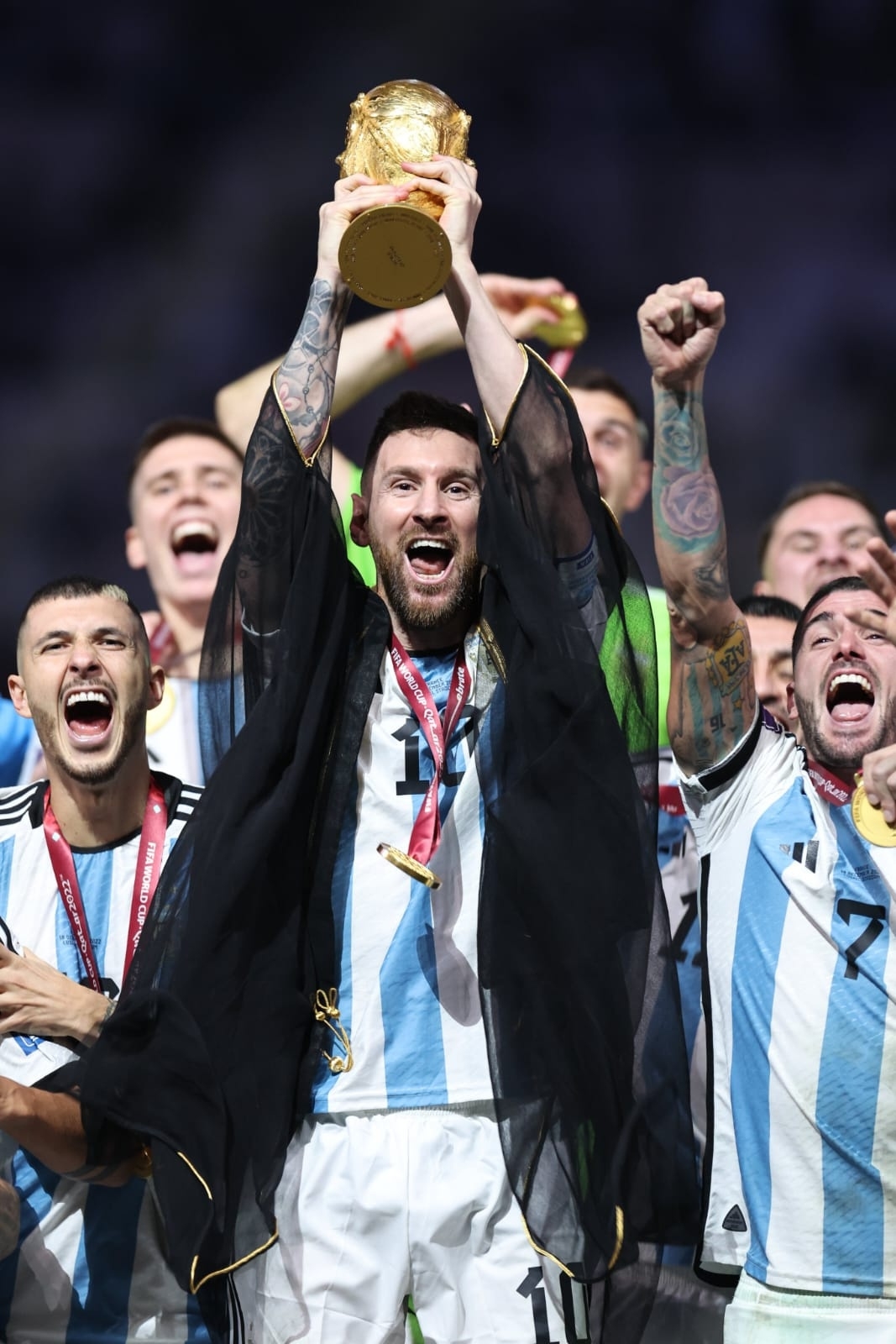 1070x1600 Messi Photo Kissing The World Cup, Phone