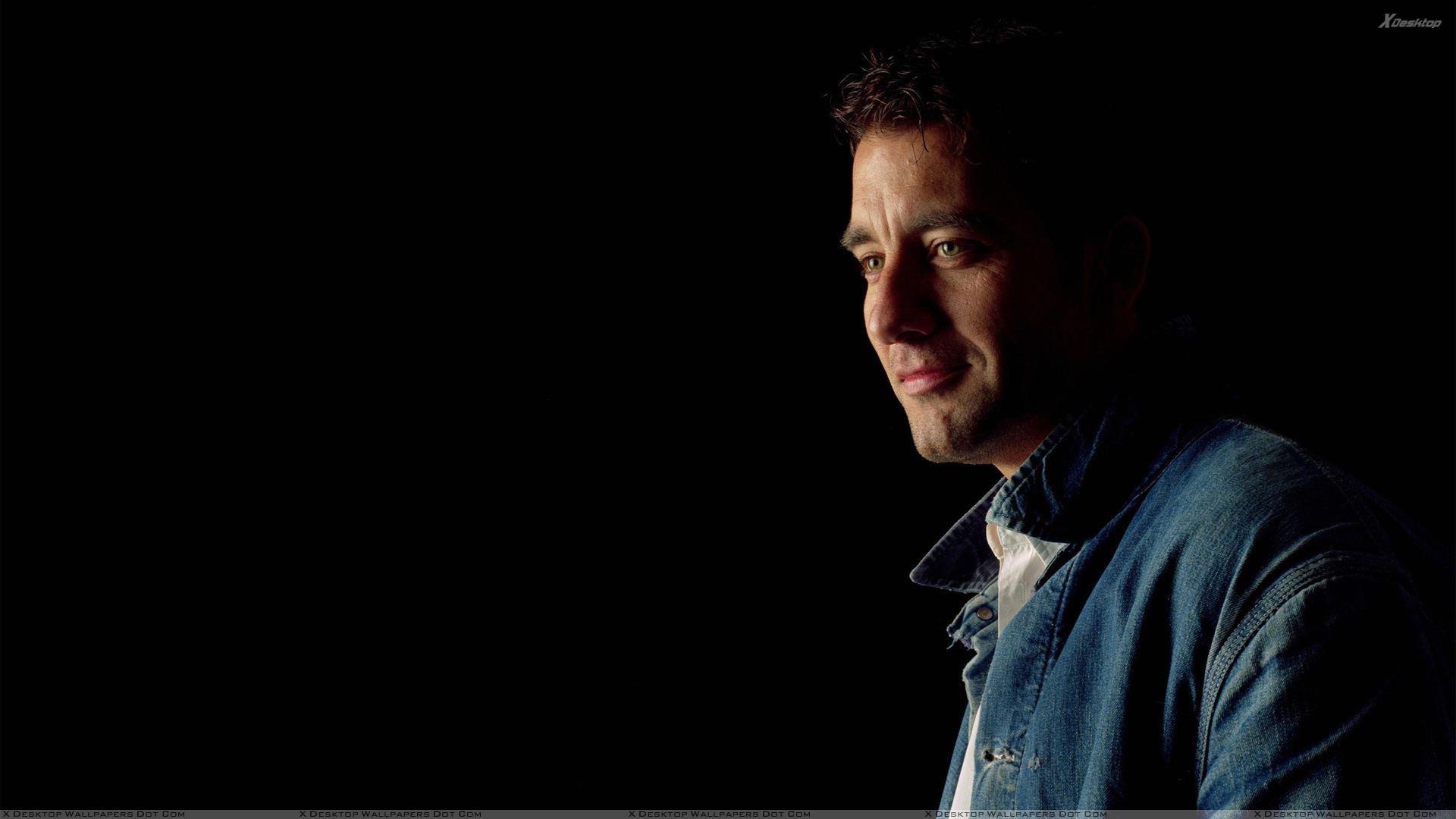 1920x1080 Clive Owen Smiling Side Pose N Black Background Wallpaper, Desktop