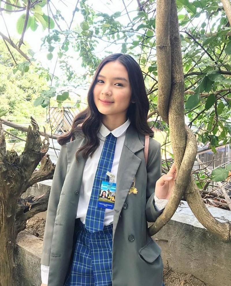 800x990 LOOK: What Francine Diaz aka Kadenang Ginto's Cassie do in between takes, Phone