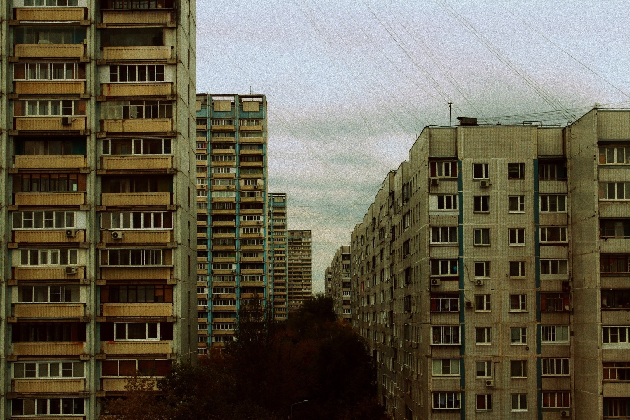 2160x1440 Gloomy brutalist cityscape, Desktop