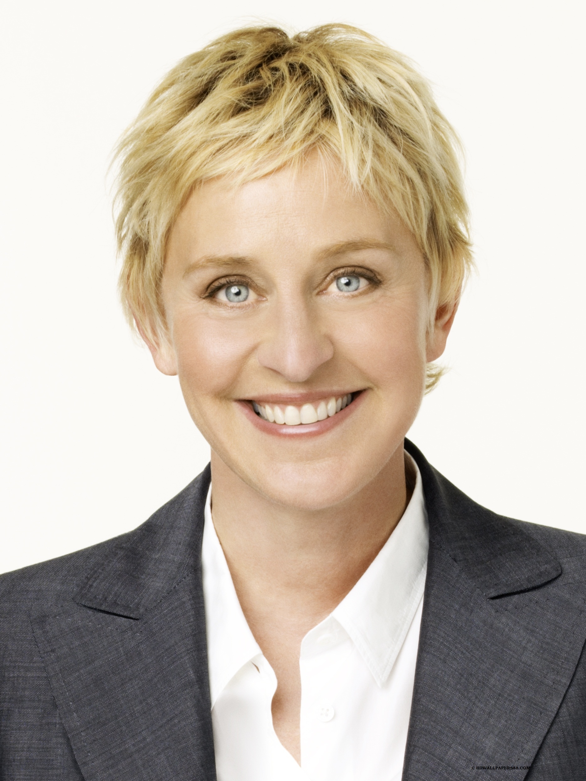 1870x2490 American comedian, TV Host, Actress, Writer, and Producer Ellen Lee, Phone
