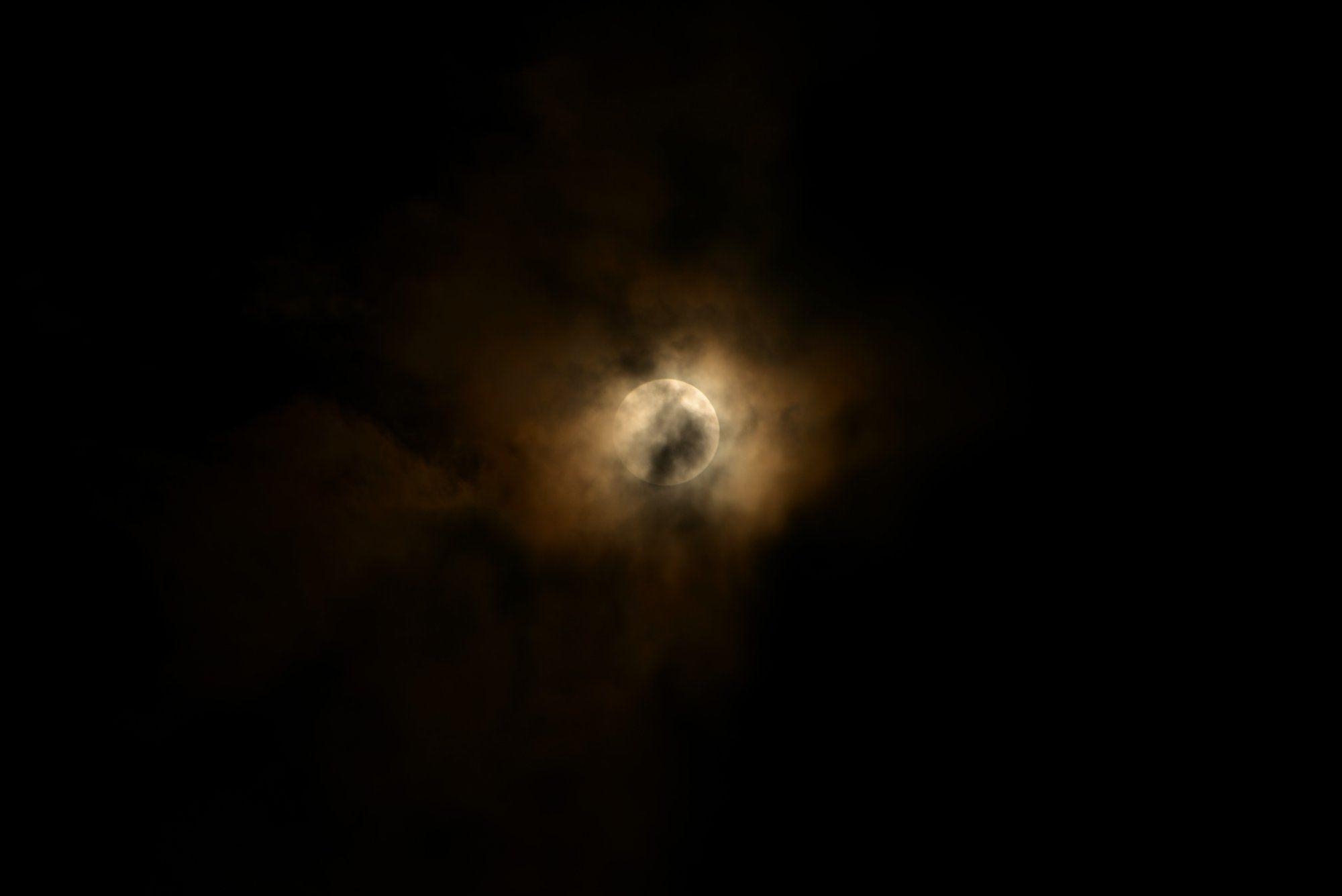 2000x1340 Super blood moon lunar eclipse: Amazing photo, Desktop